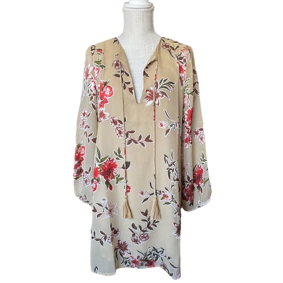 En Crème swing dress in vintage floral and neck cut out detail. - Picture 3 of 12